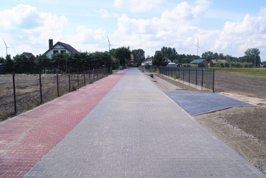 W ramach zadania została wykonana droga o nawierzchni z kostki brukowej betonowej o długości 174 m i szerokości 5,0 m wraz z poboczem, zjazdami oraz rowem przydrożnym