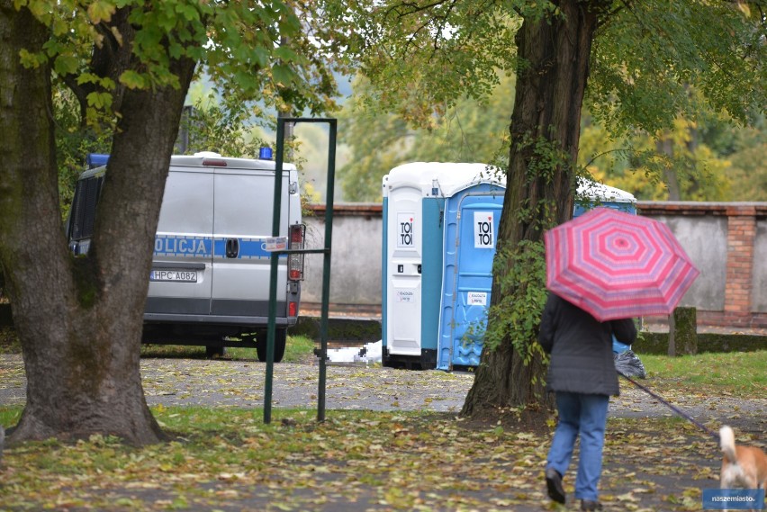 Tragedia w parku Sienkiewicza we Włocławku. Znaleziono ciało mężczyzny [zdjęcia]