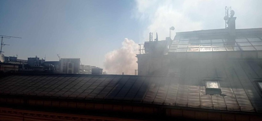 Kraków. Dym nad kamienicą w Rynku Głównym. Strażacy gasili pożar komina