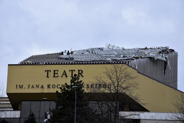 Wichura zerwała dach z Teatru im. Jana Kochanowskiego w Opolu. W okolicy rozrzucone zostały elementy ocieplenia.