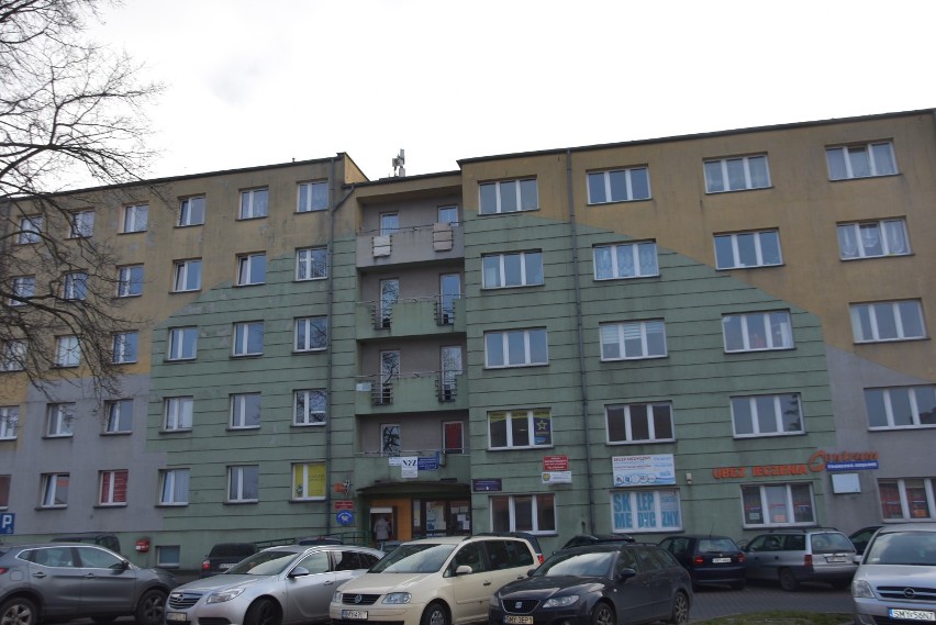 W tym budynku przy ulicy Pułaskiego jest Miejski Ośrodek...