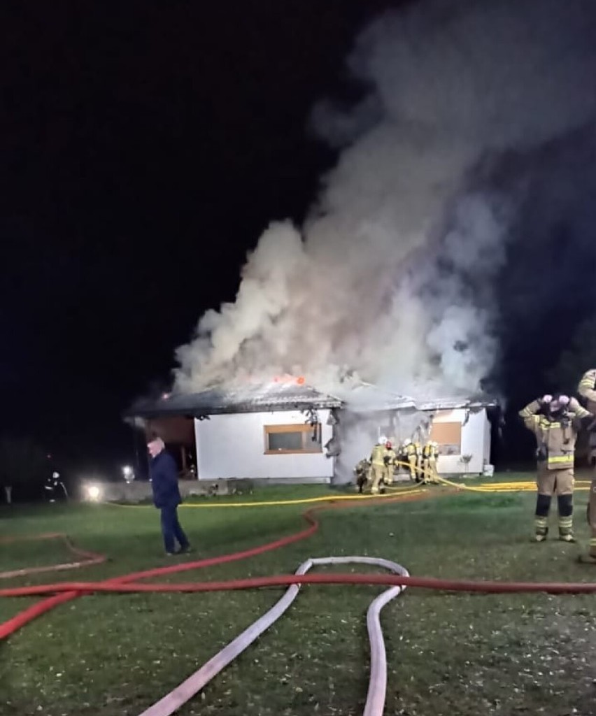 Pożar domu w Broniszewie. Ponad 30 strażaków walczyło z ogniem