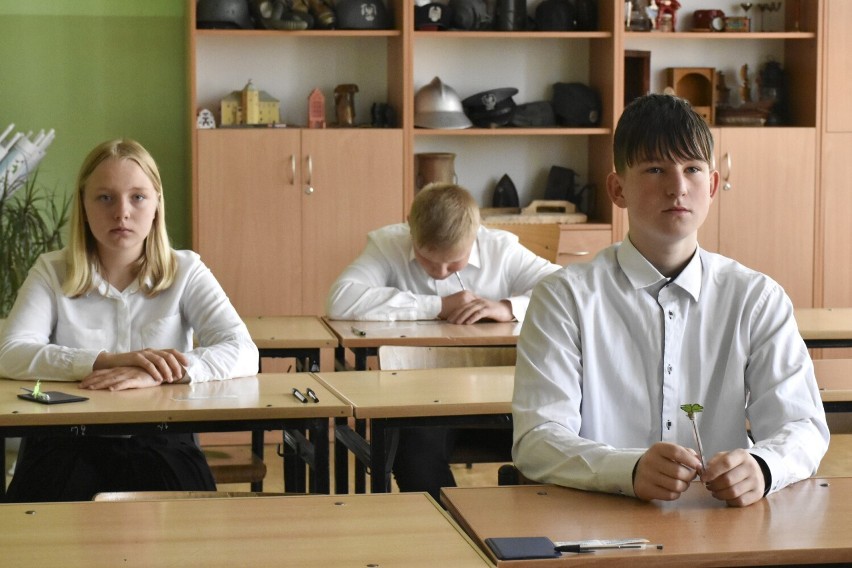 Słupscy uczniowie rozpoczęli egzamin ósmoklasisty. Na początek język polski