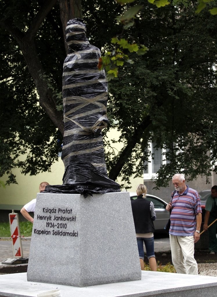 Pomnik ks. prałata Henryka Jankowskiego został odsłonięty - tylko na chwilę. Zobacz jak wygląda FOTO