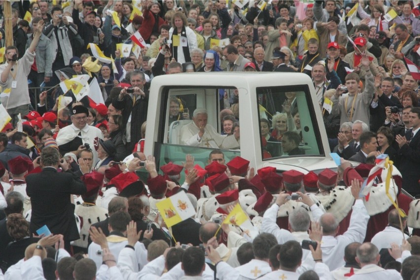 28.05.2008 krakow krakowskie blonia. benedykt xvi gazeta...