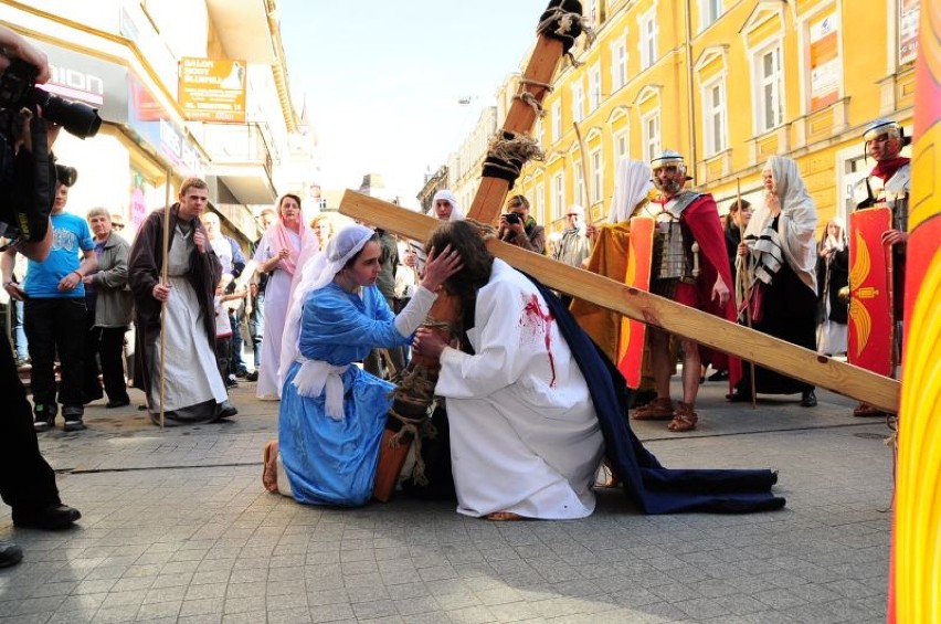 Jezus na ulicach Poznania niosący krzyż, tłum ludzi i...