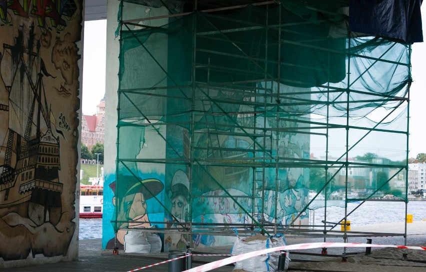 Graffiti na filarach Trasy Zamkowej przechodzi do historii [ZDJĘCIA]