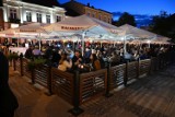 Ogródki restauracyjne w Kielcach tętnią życiem także w nocy! Niemal wszyskie miejsca zajęte w piątek 28 maja [ZDJĘCIA]