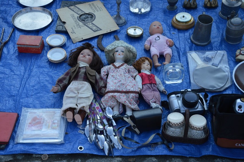 Stare lalki – towar nośpłatów na jarmarku staroci w Gnieźnie