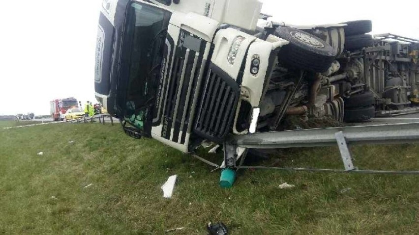 Przewrócona ciężarówka przez pół dnia blokowała autostradę 