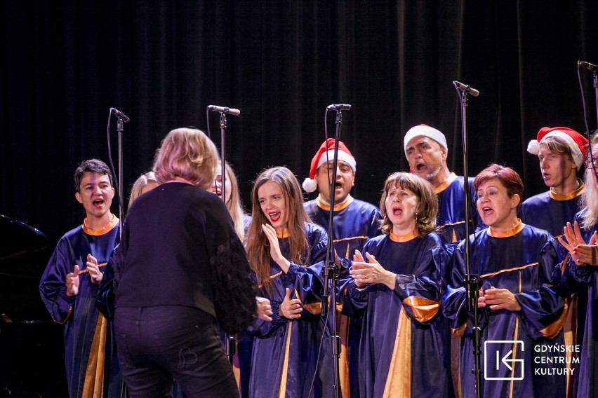 Święty Mikołaj i chór gospel w Konsulacie Kultury w Gdyni. Koncert wprowadził widzów w prawdziwie świąteczny klimat ZDJĘCIA