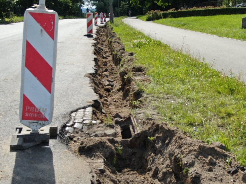 Kostka brukowa na ulicy Wojska Polskiego w Świeciu zniknęła pod warstwą masy bitumicznej. Zobacz zdjęcia z lotu ptaka