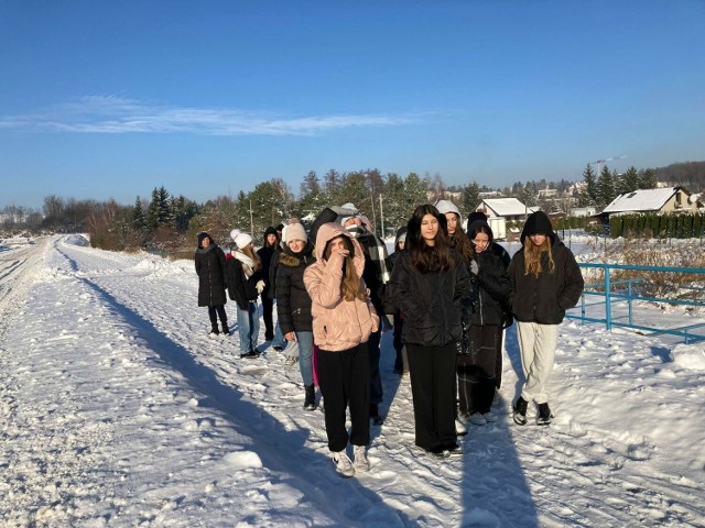 Uczennice z klas 7a oraz 7b z kazimierskiej "jedynki" na zimowym spacerze. Dziewczęta wykonały piękne zdjęcia swojego miasta