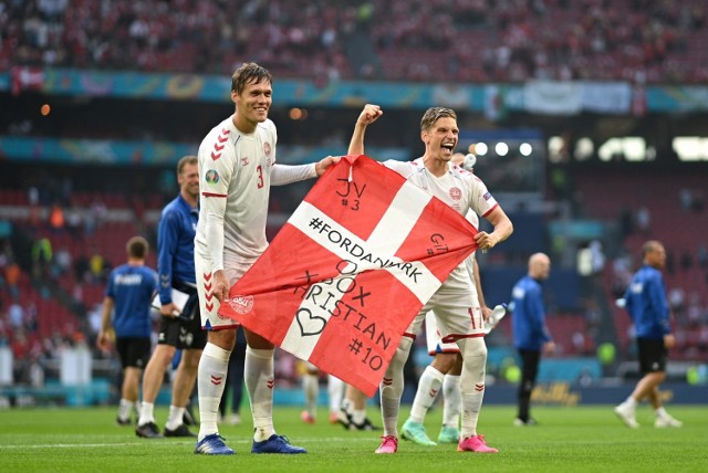 Duńczycy z transparentem dla mającego problemy z sercem lidera zespołu - Christiana Eriksena