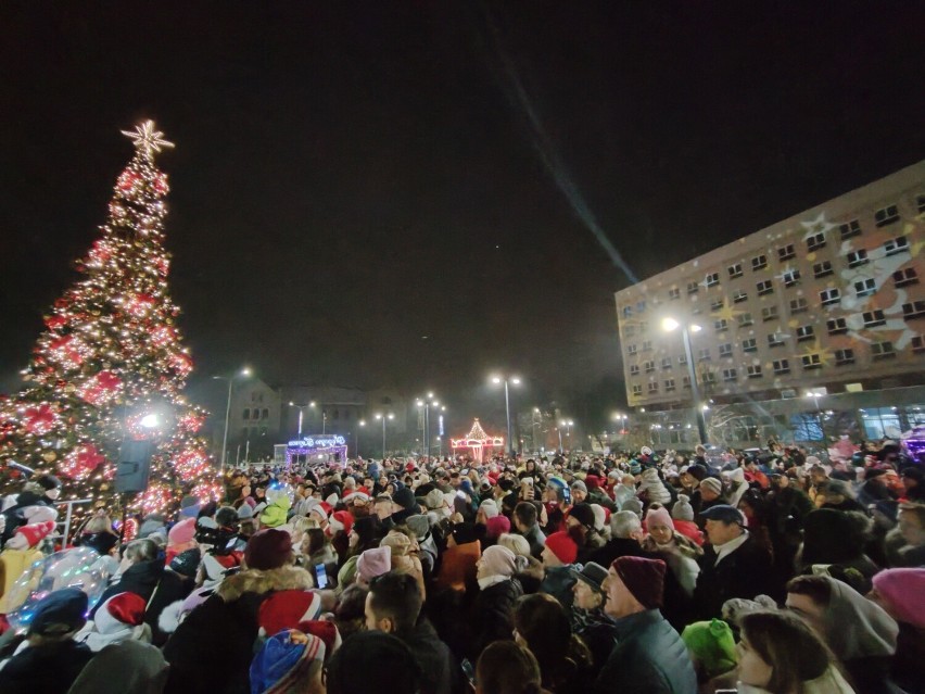 Tłumy legniczan na inauguracji tegorocznego świątecznego oświetlenia miasta