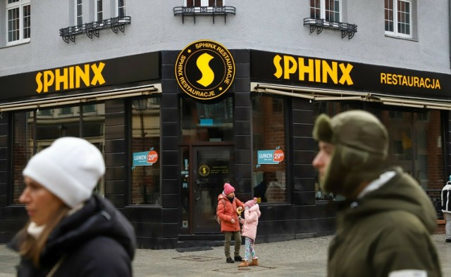 Sphinx wrócił na starówkę w Toruniu. Od lutego działa w tym samym miejscu, gdzie gościł klientów przez ponad 20 lat. Lokal zniknął z naszego miasta w czasie pandemii. Teraz znów kusi shoarmą, burgerami, stekami, daniami z grilla.