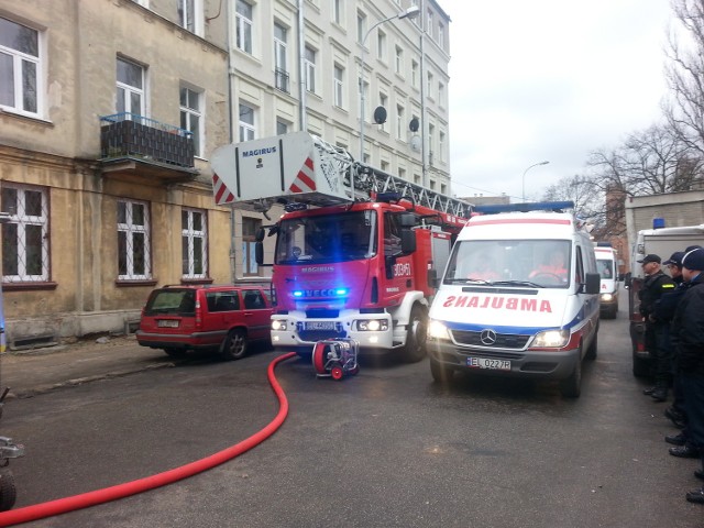 Ogień zajął mieszkanie na pierwszym piętrze. Trzy osoby zostały poszkodowane