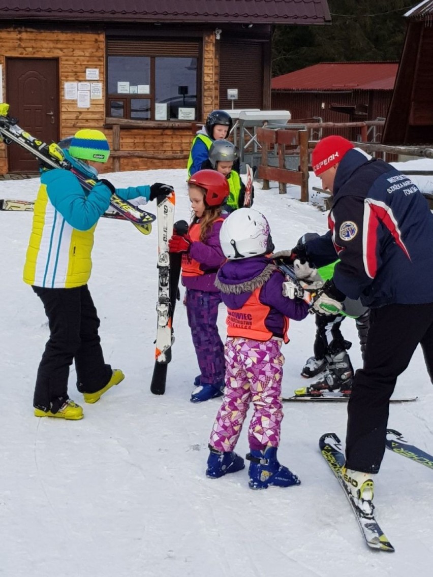 Uczniowie szkoły podstawowej nr 6 w Boguszowie-Gorcach uczą się jazdy na nartach w ośrodku Dzikowiec