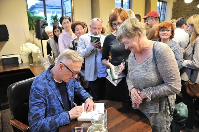 Sądecka Biblioteka Publiczna to nie tylko czytelnia i wypożyczalnia książek. W placówce i jej filiach odbywa się szereg ciekawych wydarzeń (na zdjęciu spotkanie autorskie z Mariuszem Szczygłem)