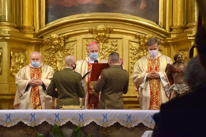 Uroczysta msza święta w katedrze w rocznicę uchwalenia Konstytucji 3 Maja. Przewodniczył jej biskup Jan Piotrowski [ZDJĘCIA]