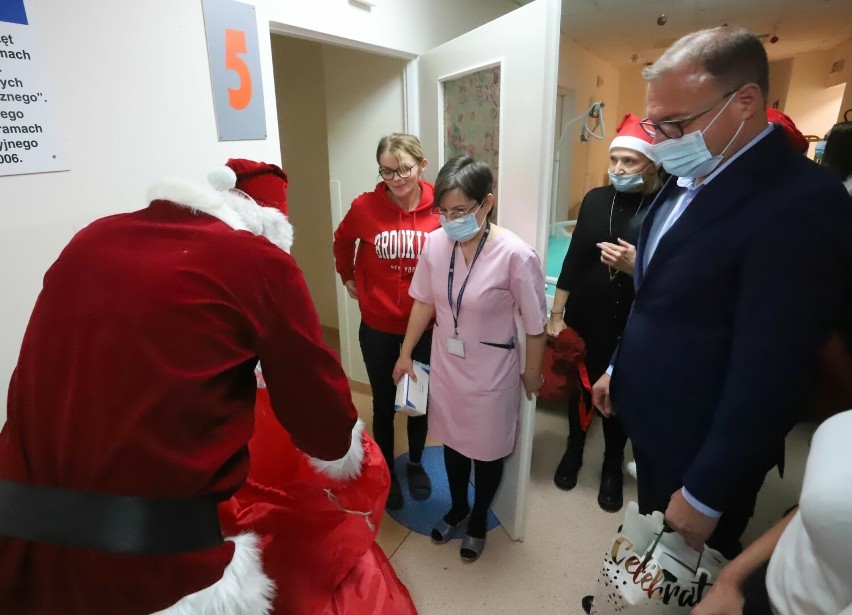 Mikołaj u małych pacjentów Radomskiego Szpitala Specjalistycznego. Wór prezentów przynieśli uczniowie i nauczyciele X liceum "Konarskiego"