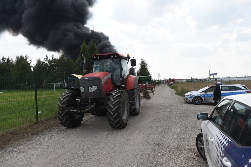 200 strażaków z całego regionu walczyło z wielkim pożarem...