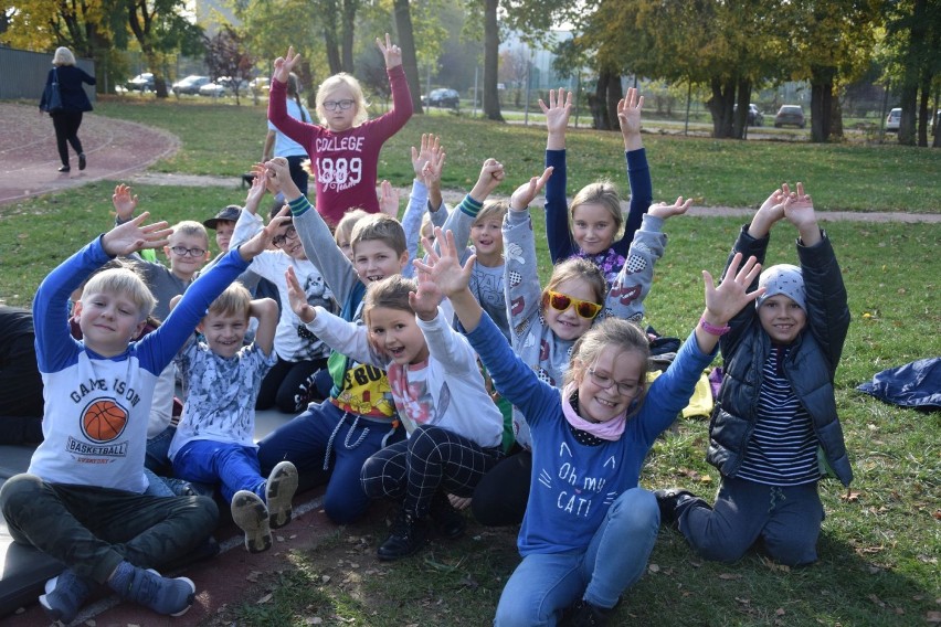 Wspólne bicie rekordu w jednoczesnym udzielaniu pierwszej pomocy. Dzieciaki ze szkół, nauczyciele i strażacy połączyli siły | ZDJĘCIA, WIDEO