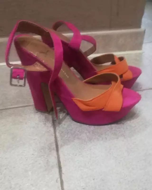 https://www.olx.pl/d/oferta/buty-rozm-38-wysokie-CID87-IDIFl9P.html?isPreviewActive=0&sliderIndex=2