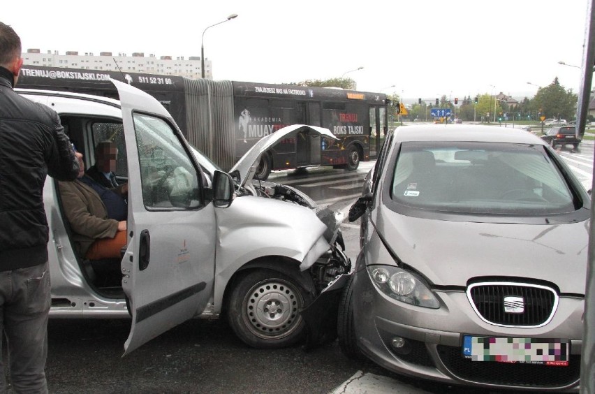 Wypadek na skrzyżowaniu w Kielcach. Auta rozbite 