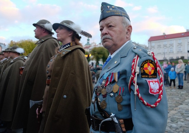 W piątek na przemyskim rynku odbył się uroczysty apel z okazji corocznego święta 5 Batalionu Strzelców Podhalańskich.

Zobacz także: "W wojsku trwa czystka. Dziesiątki tysięcy ludzi jest traktowanych jak żołnierze drugiej kategorii"
