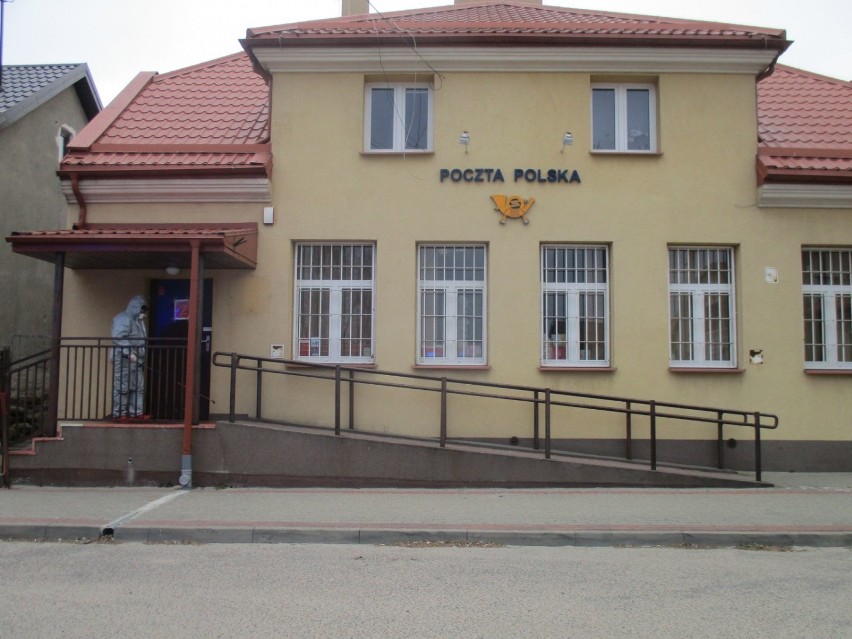 Dezynfekcja Urzędu gminy Łomża. Strażacy profilaktycznie opryskują wejście do budynku i jego wnętrze [zdjęcia]