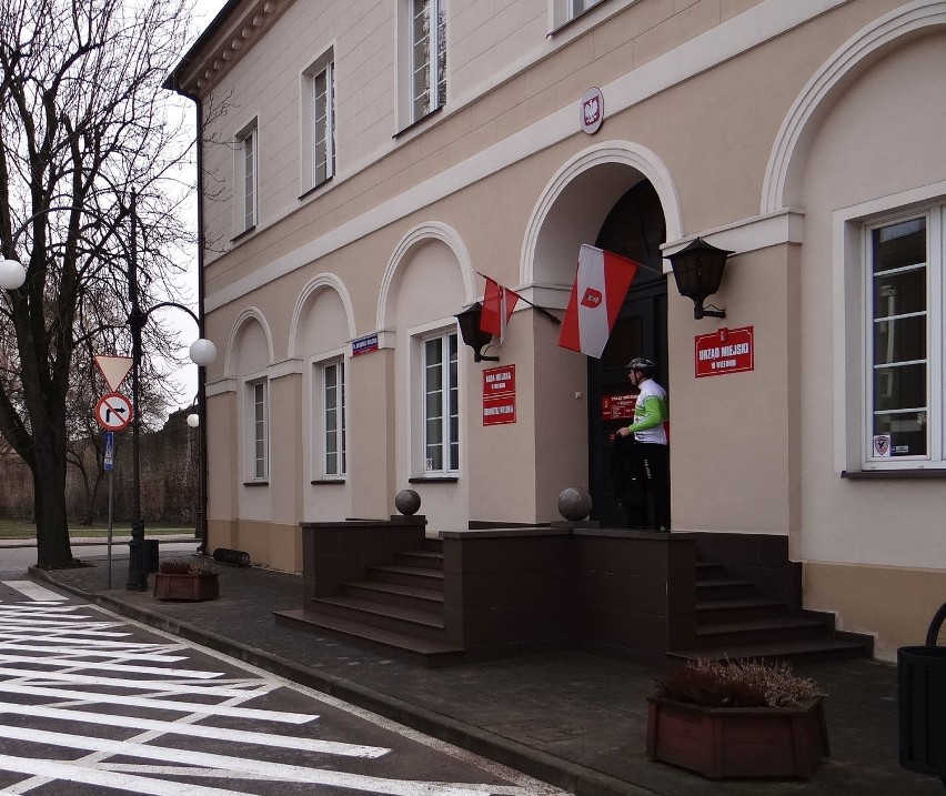 Na nowe schody konserwator zabytków dał zgodę, bo “ich przemyślana forma została optymalnie dostosowana do zabytkowego charakteru obiektu”. Z kolei stalowa poręcz do ratusza nie pasuje