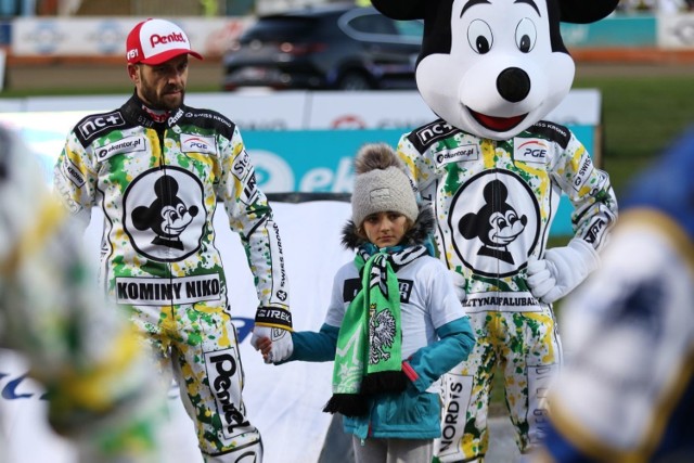 Siedmioro dzieci wyprowadziło żużlowców Ekantor.pl Falubazu Zielona Góra do prezentacji przed sobotnim (22 kwietnia) meczem z Get Well Toruń. To zwycięzcy tegorocznej edycji plebiscytu Dziecięca Eskorta Falubazu. Wszyscy otrzymali koszulki z autografami zawodników, a zdobywca pierwszego miejsca spotka się z Patrykiem Dudkiem na słodkim poczęstunku.

