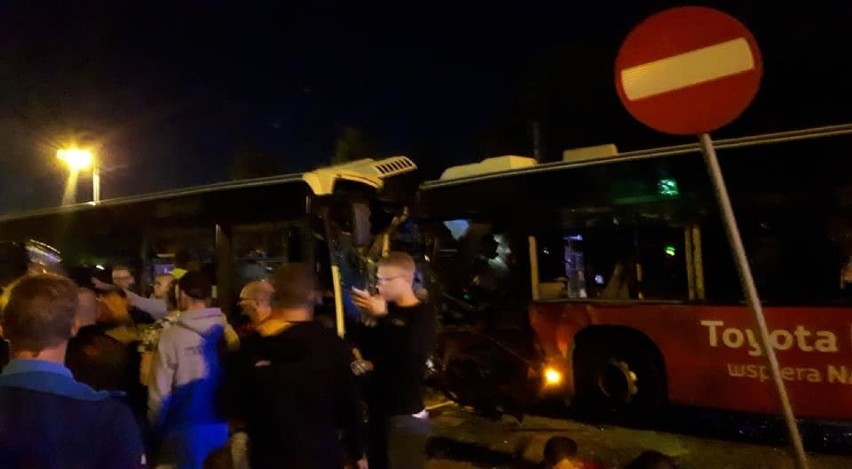 Groźny wypadek w Bydgoszczy: czołowe zderzenie autobusów miejskich. 18 osób w szpitalu [zdjęcia]