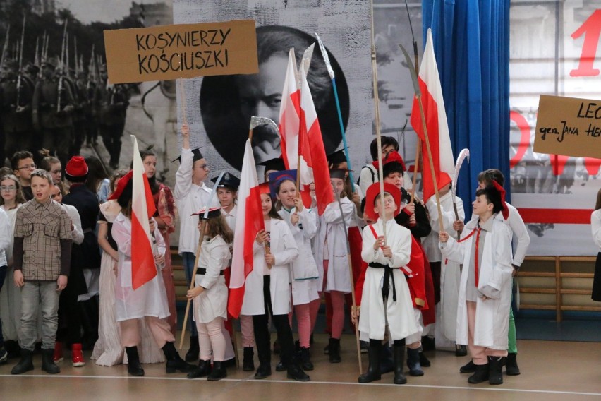 Korowód historyczny uczniów ze Szkoły Podstawowej w Pępowie