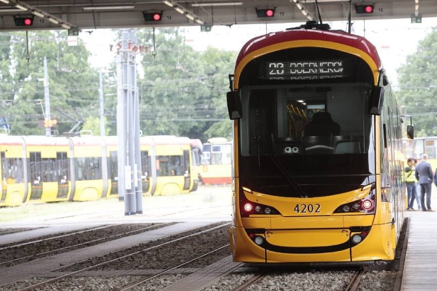 Nowe tramwaje Hyundai dla Warszawy nie mieszczą się na przystankach. Potrzebne przesunięcia płyt chodnikowych