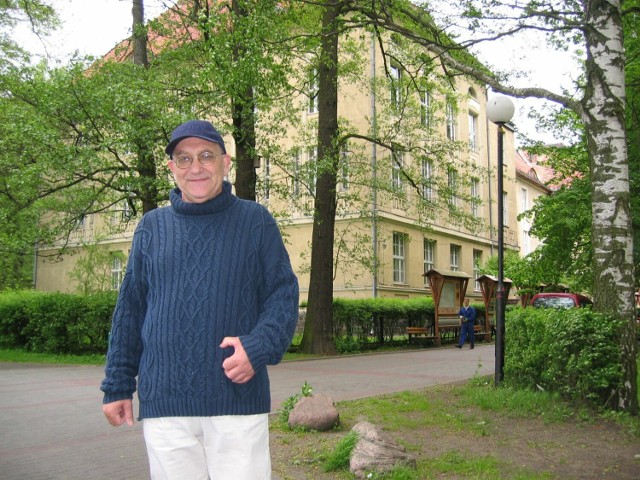 Edward Sołtys podczas ostatniej wizyty w Szczecinku na tle obecnej siedziby LO