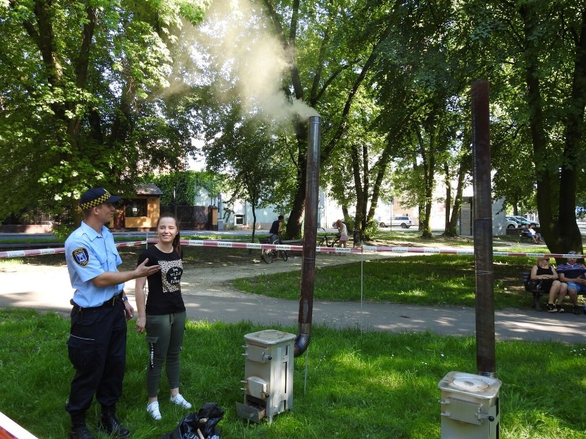Strażnicy miejscy uczą, jak ekonomicznie i ekologicznie palić w piecu