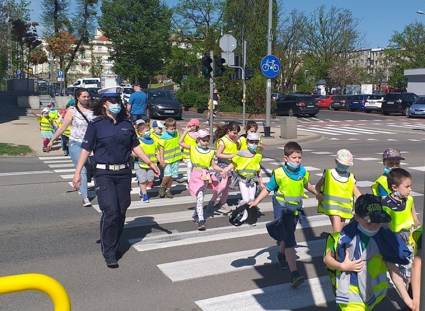 Przedszkolaki z Pruszcza podczas warsztatów uczą się bezpieczeństwa na drodze |ZDJĘCIA