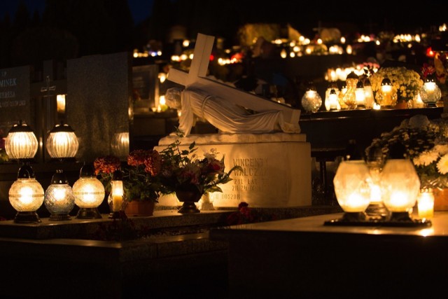 Niedziela wieczór, 31 października na cmentarzu w Pińczowie.

>>>Zobaczcie zdjęcia na kolejnych slajdach