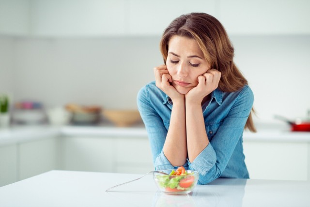 Długotrwałe stosowanie postu przerywanego może wywołać rozdrażnienie, a także ból i zawroty głowy. Jeśli źle czujesz się na IF – koniecznie skonsultuj się z lekarzem prowadzącym lub dietetykiem. Pamiętaj, że sposób żywienia nie powinien odbijać się na zdrowiu.