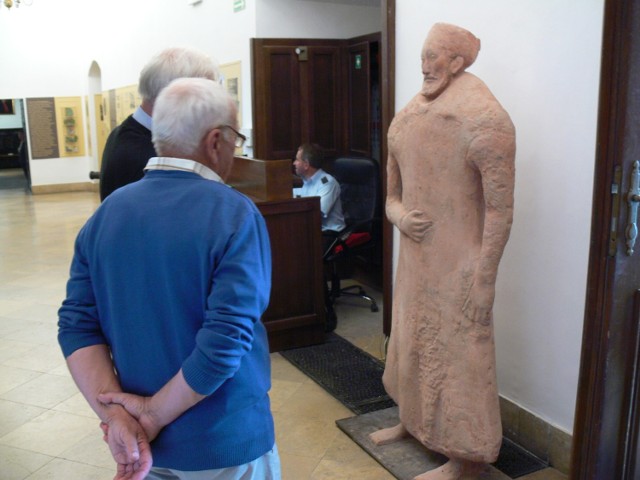 Wysoki na dwa metry i ważący 400 kilogramów król Stefan Batory od kilku dni wita wchodzących do Muzeum Okręgowego w Sandomierzu.