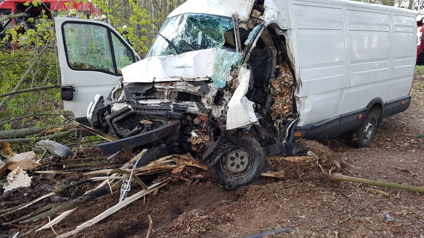 Śmiertelny wypadek w Plewnie. Zginął kierowca samochodu dostawczego [zdjęcia]