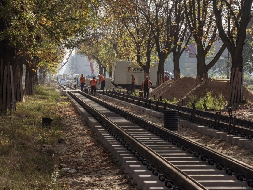 Na ulicy Dąbrowskiego w Łodzi są układane tory tramwajowe.