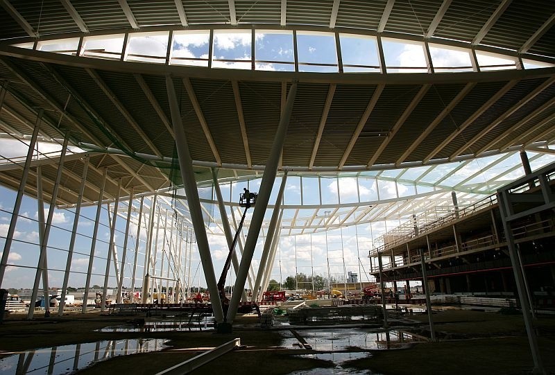 Terminal ma już dach. Budowlańcy rozpoczęli szklenie...