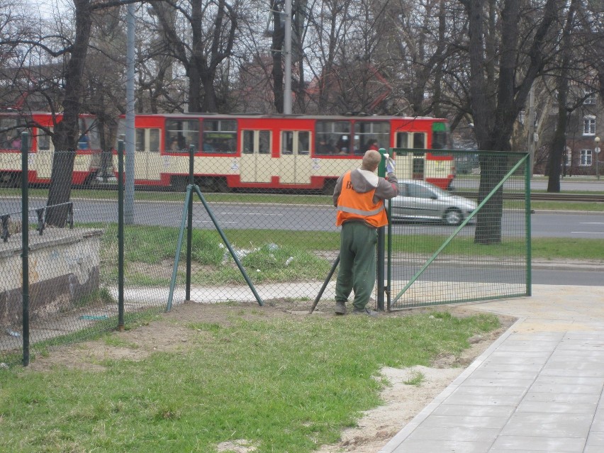 Strefa kibica na Placu Zebrań Ludowych w Gdańsku. Jest płot i drogi ewakuacyjne