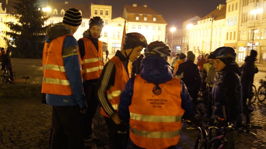 Listopadowy przejazd Bydgoskiej Masy Krytycznej: Nie bądź ciemny, zapal światło! [zdjęcia, wideo] 