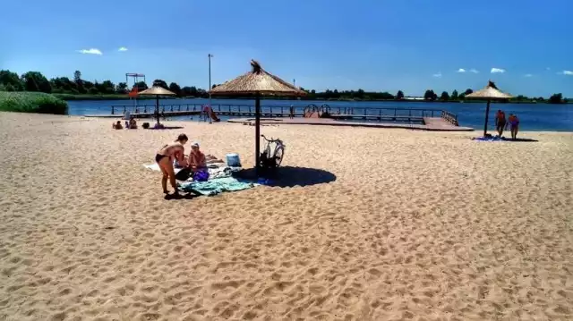 Mówisz "słomiane parasole", myślisz "Hawaje". Mówisz "drewniane leżaki", myślisz "hiszpańska plaża". Czy aby na pewno nasze skojarzenia są zawsze właściwe? No właśnie... nie!

Na ciepłe dni, wolne weekendy i popołudnia polecamy Wam plażę z hawajskimi parasolami i wygodnymi leżakami w Karninie. Znajdziecie tu wszystko, czego potrzebujecie do wakacyjnego wypoczynku. Oprócz parasoli i leżaków znajduje się tutaj też nowy pomost, a także wielki plac zabaw, który cieszy się ogromną popularnością wśród najmłodszych mieszkańców naszego regionu. I jeszcze jedna sprawa: dojedziecie tu z Gorzowa w... kilka minut! 

Na plażę dojedziecie albo autobusem, albo samochodem (jest parking). Wejście na plażę kosztuje 5 zł. Są też stosika gastronomiczne, więc fast food, lody, czy zimne napoje, kupicie na miejscu. I jeszcze jedno: lubicie relaks na rowerkach wodnych? Je też tutaj znajdziecie! 

Zobaczcie zdjęcia Grzegorza Walkowskiego, które pokazują, jak Karnin wygląda z nieco innej perspektywy...

Przeczytaj też:
Sześć jezior w Lubuskiem z doskonale czystą wodą

WIDEO: Zobacz kolorowe Jeziorka w Rudawach Janowickich. Są jak Plitwickie Jeziora w Chorwacji
