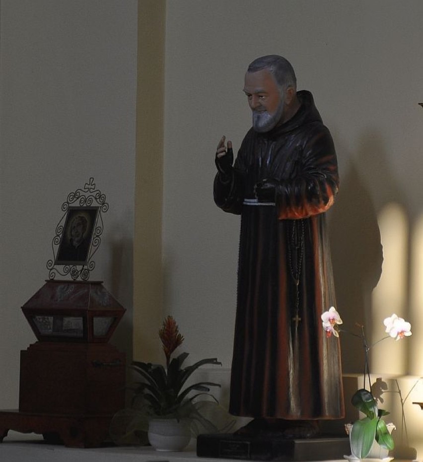 Relikwiarz i figura św. Andrzeja Boboli