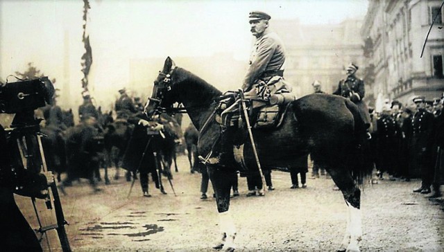 Józef Piłsudski na swojej kasztance. Ten wizerunek posłużył za wzór dla autora sądeckiego pomnika Stanisława Szwechowicza